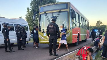 Guaymallén: 24 detenidos tras el secuestro de un colectivo. Guaymallén: 24 detenidos tras el secuestro de un colectivo.