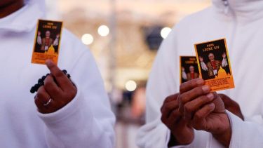 Fieles de todo el mundo se unen en oración para pedir por la salud del papa León XIV.