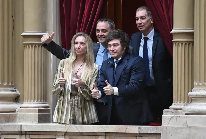 Manuel Adorni enfrenta al Congreso con Milei y todo el gabinete libertario en primera fila. Manuel Adorni enfrenta al Congreso con Milei y todo el gabinete libertario en primera fila.