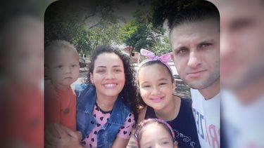El policía junto a miembros de su familia que asesinó.