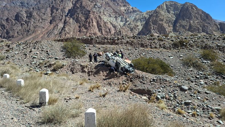 Terrible vuelco en Alta Montaña. El conductor se salvó.&nbsp;