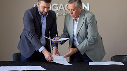 Sergio Marinelli y Mauricio Pinti firman convenio para beneficio del agua en Mendoza.