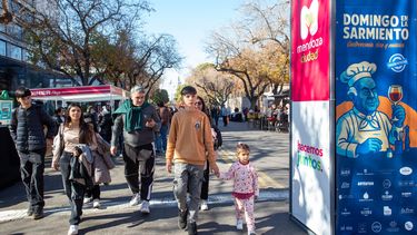 La Ciudad de Mendoza celebra Domingo en la Sarmiento con propuestas para toda la familia.