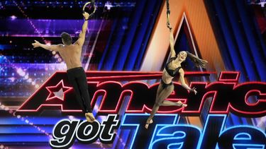 La pareja argentina que formó Duo Rings se llevó la ovación de todos en Americas Got Talent.