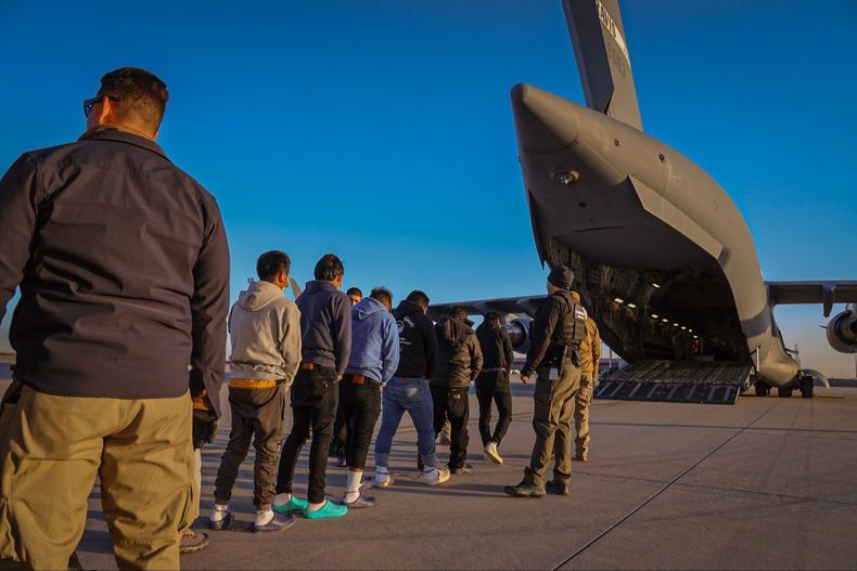 Cuál es el mensaje de Trump detrás de las deportaciones de extranjeros