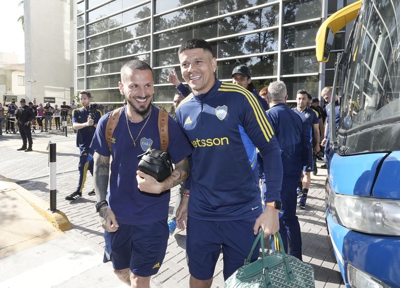 Marcos Rojo y Darío Benedetto sonríen ante el apoyo del público.