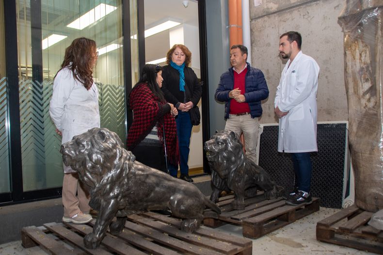 Ciudad: trabajan en los leones de la Alameda