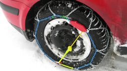 Uso obligatorio de cadenas en neumáticos cuando hay nieve en calzada.