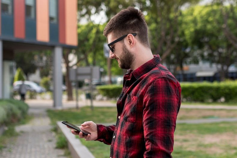 Caminar con el celular en la mano: qué dice la psicología sobre este hábito