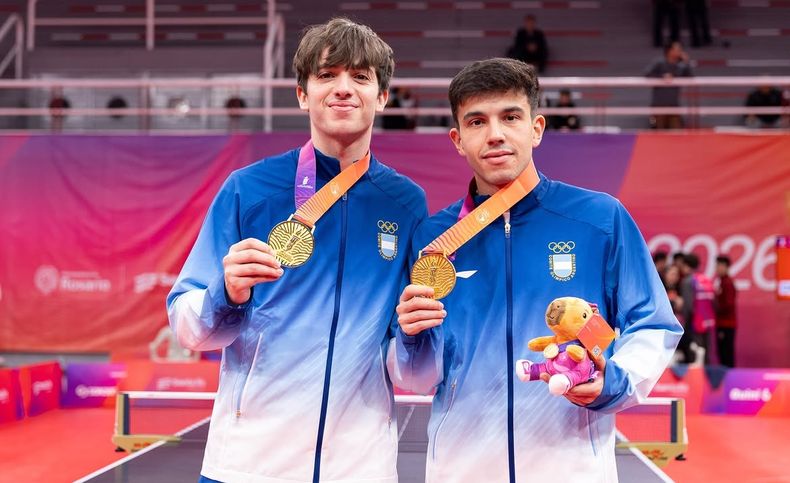 Santiago Lorenzo (izquierda) logró el oro en dobles masculino, además de una plata en individuales y dos bronces por equipo.