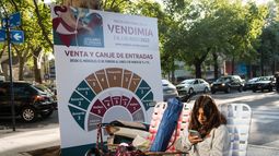 Cada año, mendocinos y mendocinas acampan en las puertas del teatro Independencia para poder comprar entradas a la Fiesta Nacional de la Vendimia.