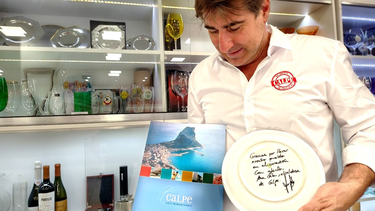 Calpe recibió una distinción con el escudo oficial de la Alcaldía, acompañado de un cálido reconocimiento Calpe recibió una distinción con el escudo oficial de la Alcaldía, acompañado de un cálido reconocimiento