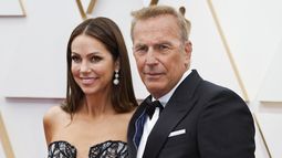 La esposa de Kevin Costner se atrincheró en su casa