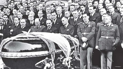 La TV Pública estrena este martes la película sobre el funeral de Eva Perón.