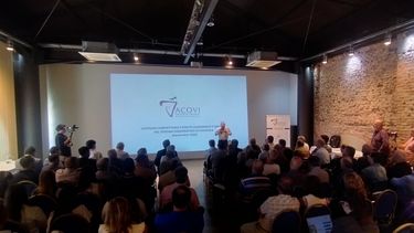 El informe fue presentado en Fecovita a sala llena. Allí José Zuccardi fijo posición de la mayoría de la vitivinícultura frente a las desregulaciones. El informe fue presentado en Fecovita a sala llena. Allí José Zuccardi fijo posición de la mayoría de la vitivinícultura frente a las desregulaciones.