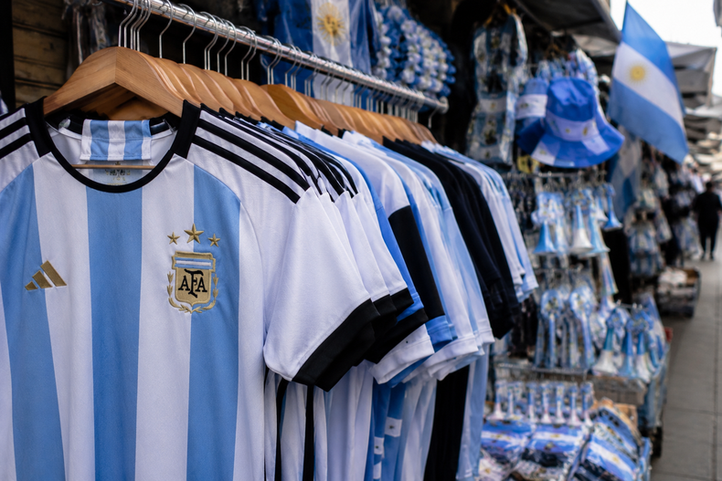 Ropa y cotillón de la Selección Argentina: qué precios exhibe el centro de Mendoza a días del Mundial 2026