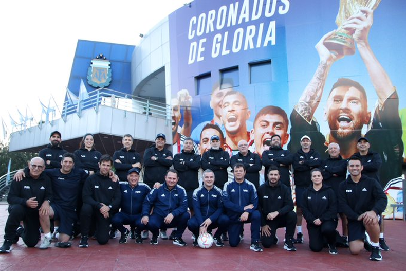 Scaloni participó en un curso de formación de entrenadores en la Argentina