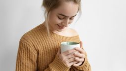Cuál es la infusión mágica capaz de reducir la inflamación, combatir la acidez y mejorar el sueño