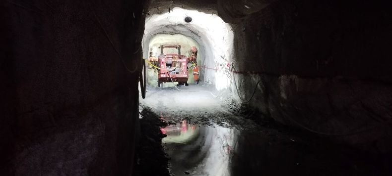 A casí 300 metros bajo tierra se sigue explorando y trabajando en Gualcamayo.