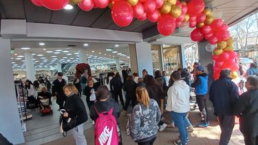 Revolución en Mendoza: abrió el mega bazar chino que sucede a la histórica tienda Balbi.