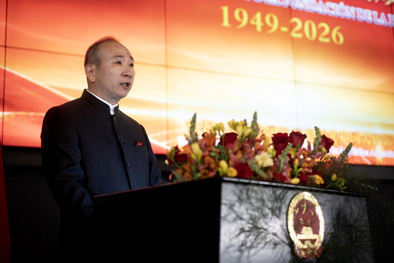 Embajador chino en Argentina, Wang Wei, hablando durante la celebración del 77º aniversario de la fundación de la República Popular China, en la ciudad de Buenos Aires, capital de Argentina. (Xinhua/Martín Zabala)
