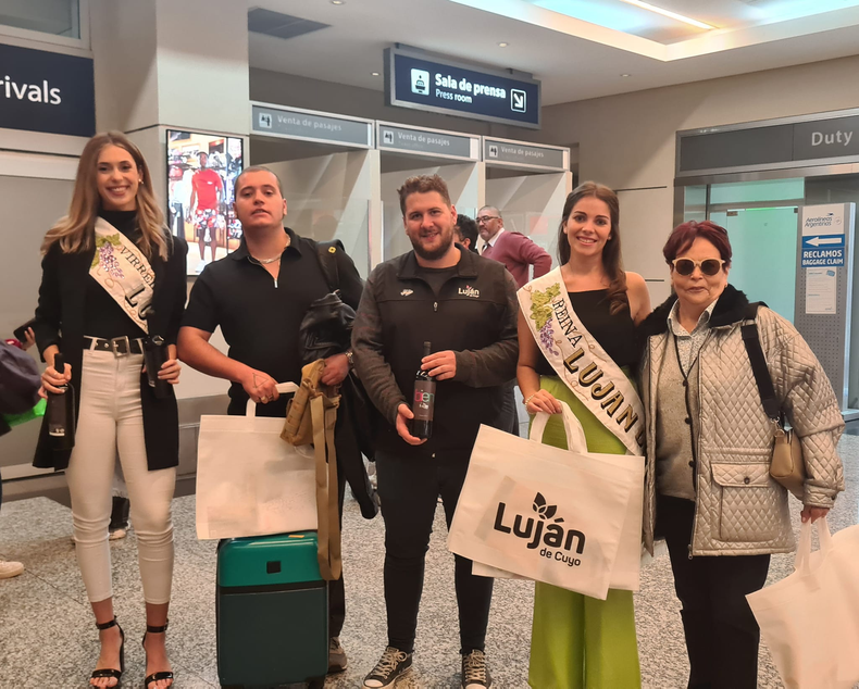 Luj&aacute;n de Cuyo regal&oacute; vinos malbec a los turistas.
