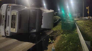 El rodado perdió toda la carga de peras. El accidente vial ocurrió anoche en General Alvear. El rodado perdió toda la carga de peras. El accidente vial ocurrió anoche en General Alvear.