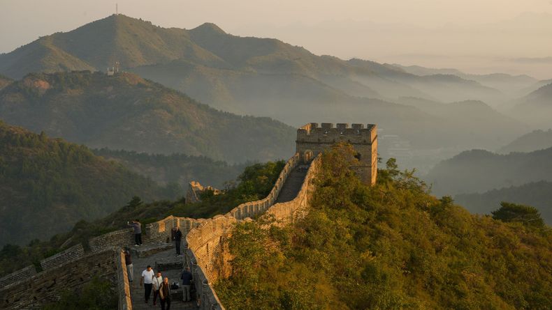 Turistas disfrutando del paisaje en la sección de Jinshanling de la Gran Muralla, en el distrito de Luanping de ciudad de Chengde, en la provincia de Hebei, en el norte de China. (Xinhua/Zhou Wanping
