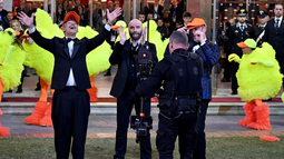 El enojo de John Travolta en Sanremo por un baile que lo incomodó