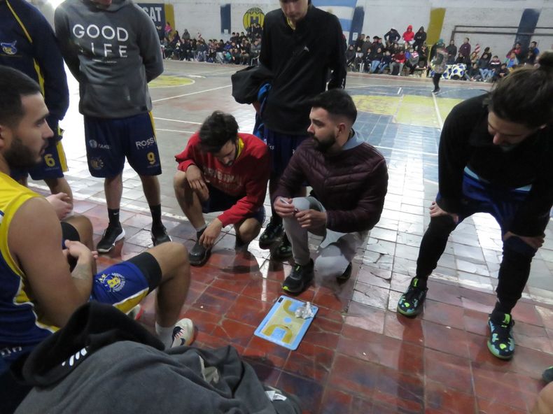 Básquet. Gastón González DT. Huracán habla con sus jugadores.
