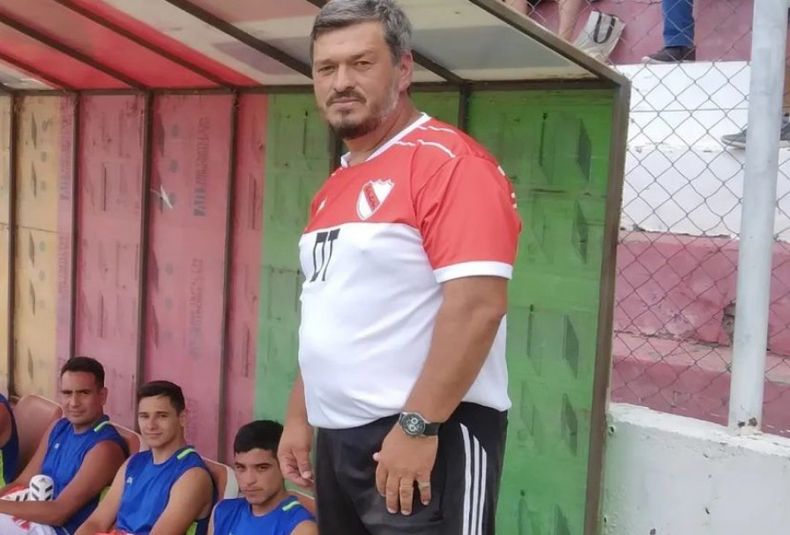 22 Edgardo Leglises, se fue luego de dirigir 3 partidos a Calle Larga. Miércoles 09 03 22