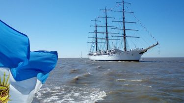 Por un reclamo gremial, la Fragata Libertad no puede arribar al puerto de Buenos Aires.