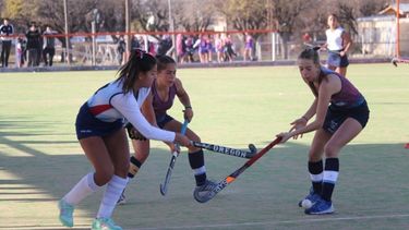 el hockey sobre cesped accion mueve la bocha en san rafael
