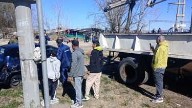 tragedia de las futbolistas en san rafael: lograron sacar el vehiculo del canal marginal