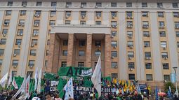 Contra la reforma del Estatuto del Empleado Público, gremios se movilizaron a Casa de Gobierno.