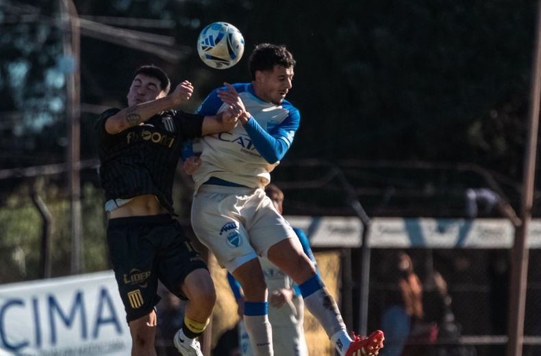 Luciano Pascual, con pasado en el Tomba, anotó el único gol del partido para darle el triunfo a Almirante Brown.