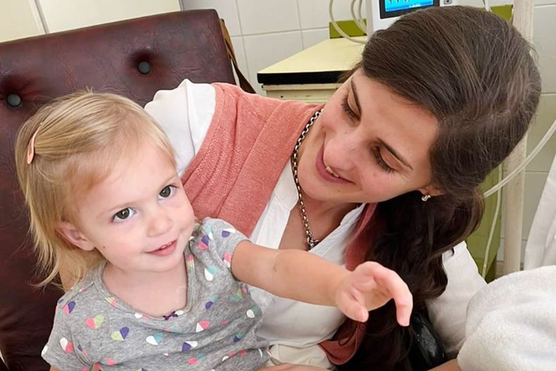La pequeña Paz y su madre tras su recuperación milagrosa.