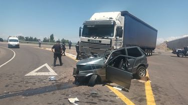 Impactante choque entre auto y camión en Maipú: dos heridos de gravedad