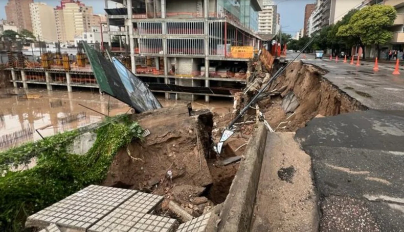 Impactante es la imagen del derrumbe de calle V&eacute;lez Sarsfield por el temporal en la ciudad de C&oacute;rdoba