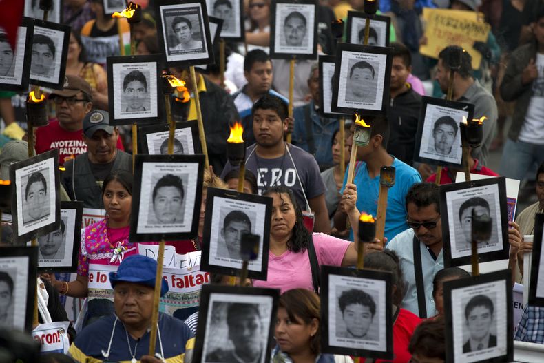 México conmemoraba a sus estudiantes desaparecidos mientras secuestraban a otros jóvenes.