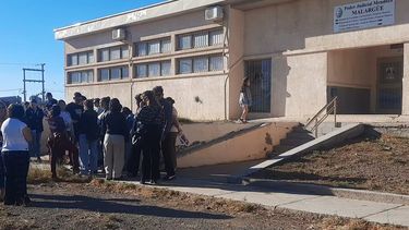 Familiares de Emma Jaque esta mañana en la Fiscalía de Malargüe.
