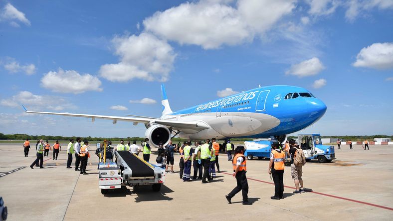 Aerolíneas Argentinas advirtió demoras en los vuelos de este viernes por asamblea de pilotos.