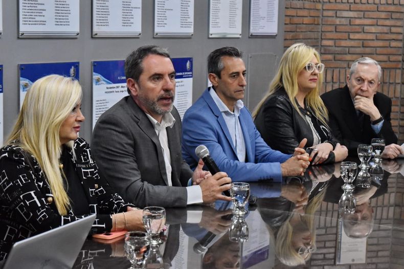Jorge Difonso acompañado de legisladores de LAUM: Lula Balsells Miró, Rolando Scanio, Flavia Manoni y Edgardo Civit Evans presentó el proyecto CRECE en la Comisión de Economía. 