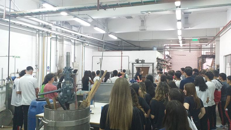 Alumnos de General Alvear prepara su vino