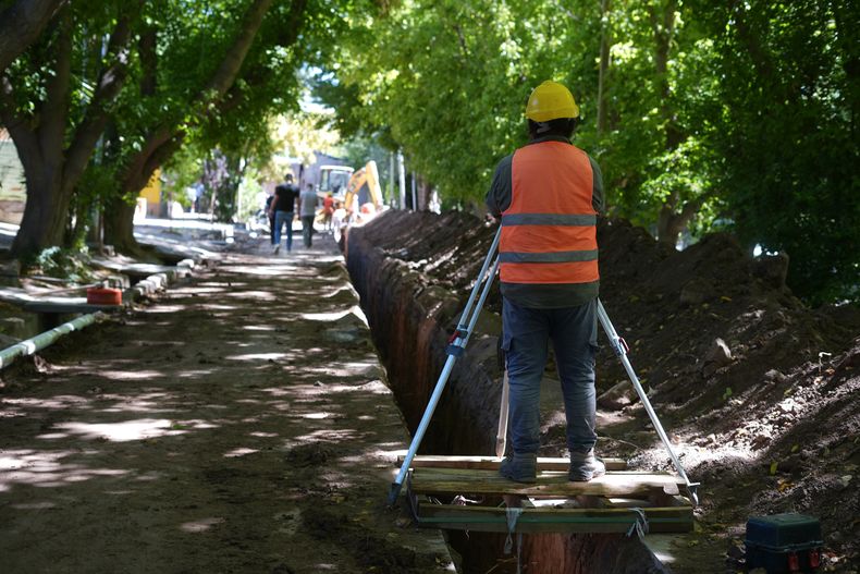 Mientras algunas zonas cuentan con redes cloacales modernas, otras aún esperan obras básicas.