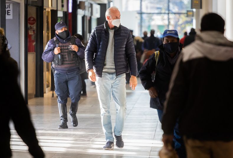 covid 19, coronavirus, gente en la calle, pandemia, covid, gente, personas, aire libre, otoño, clima, tiempo, terminal de mendoza, radio andina