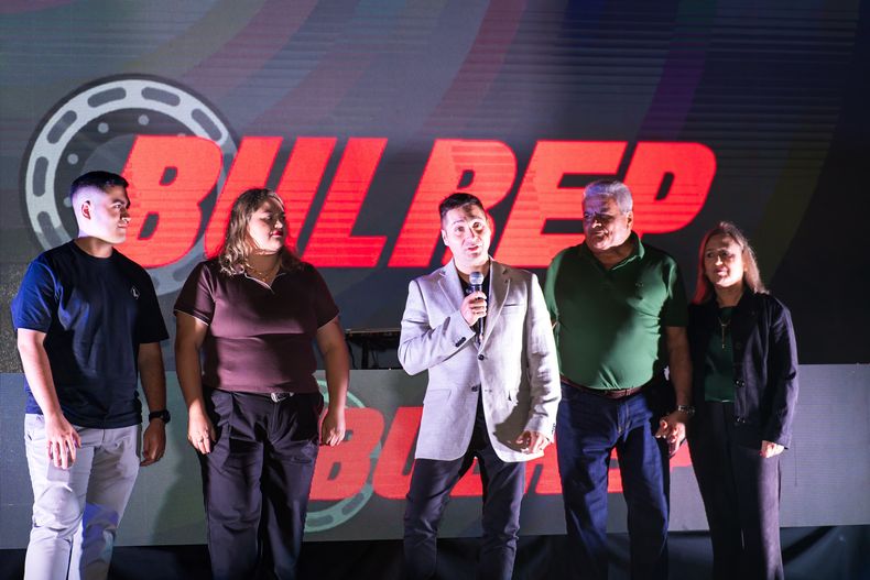 La familia Bulrep y el corte de cinta de un nuevo local de la firma en Maipú.
