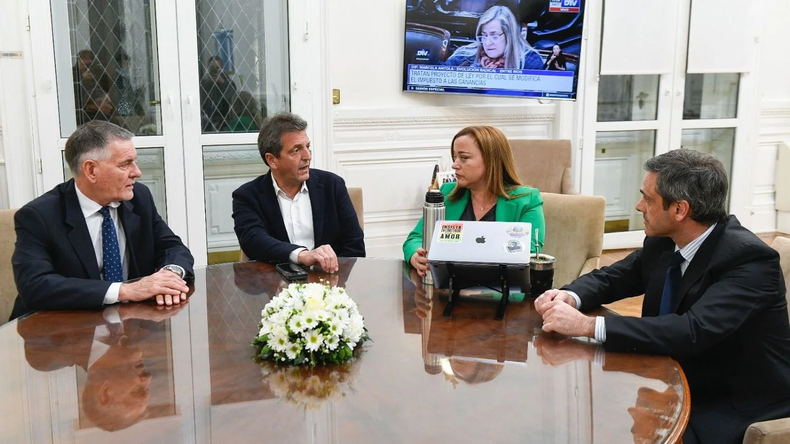 Sergio Massa ahra va por la Ley de reintergro de una suma similar al IVA en los consumos de productos de la canasta básica.