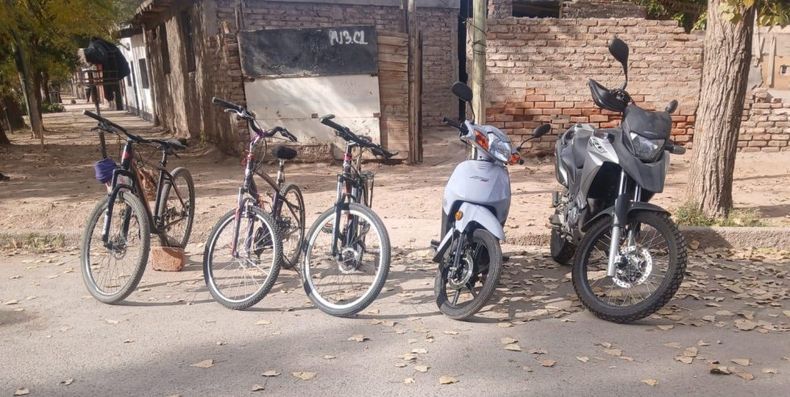 La policía desarticuló una organización vinculada al robo de motos y bicicletas en Las Heras. La policía desarticuló una organización vinculada al robo de motos y bicicletas en Las Heras.