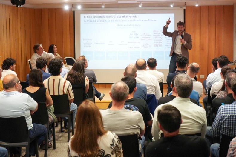 Hernán Letcher encabezó una charla sobre crisis económica, junto a Emir Félix y Marisa Uceda.